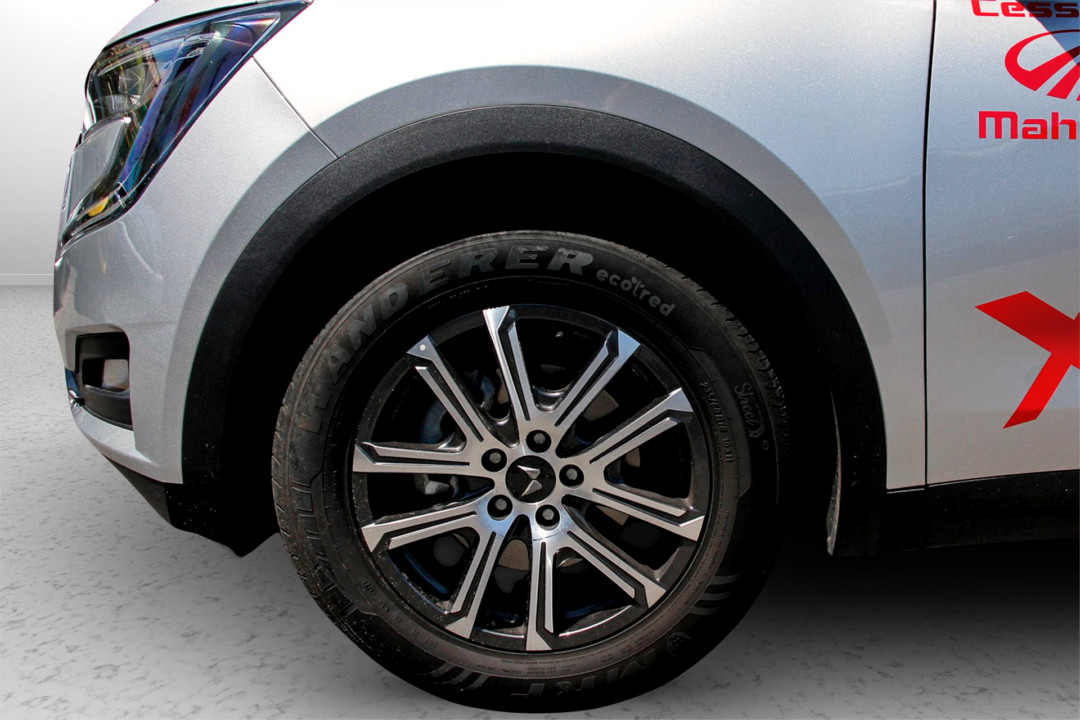 2023 Mahindra XUV700 AX7L Auto